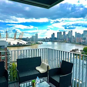 Beautiful View To Canary Wharf , O2 Arena , Near By Excel 3-beds London