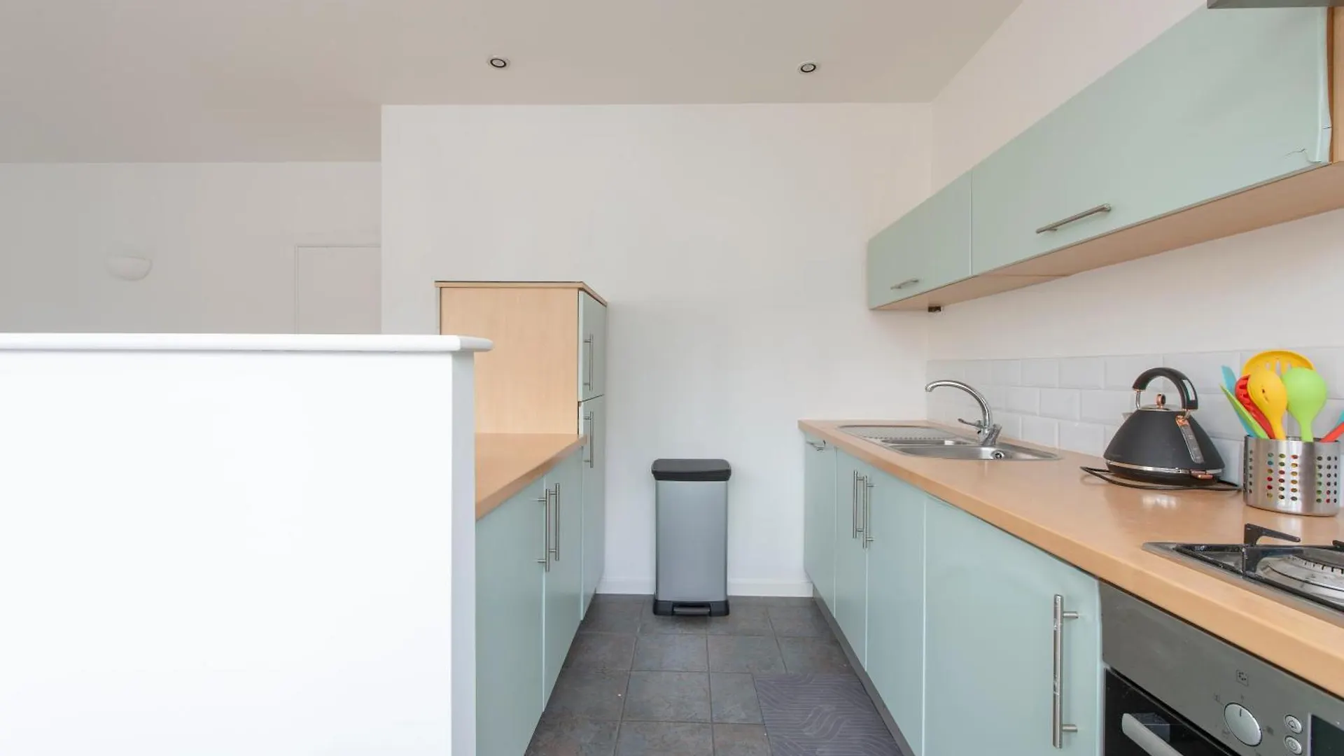 Modern Luxury Apartment By Bow Road Station London