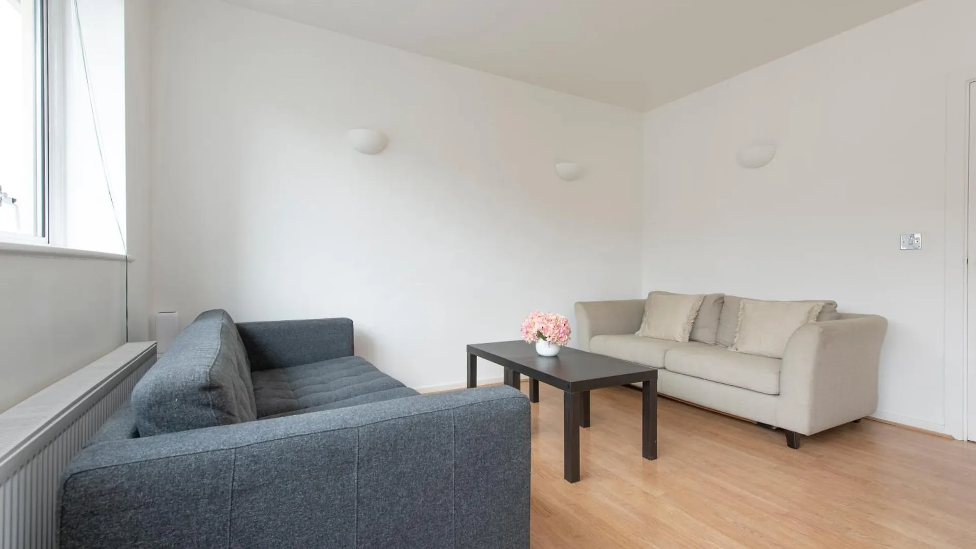 Modern Luxury Apartment By Bow Road Station London