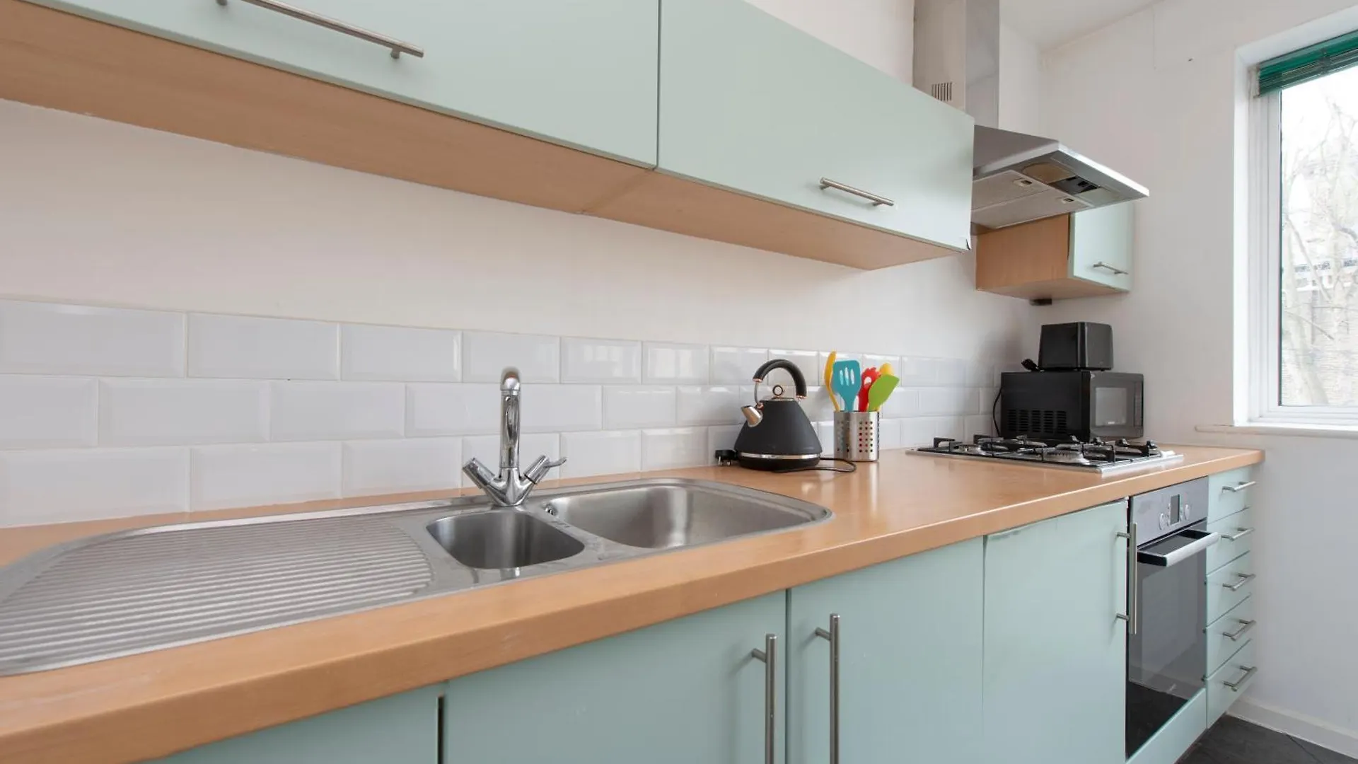 Modern Luxury Apartment By Bow Road Station London