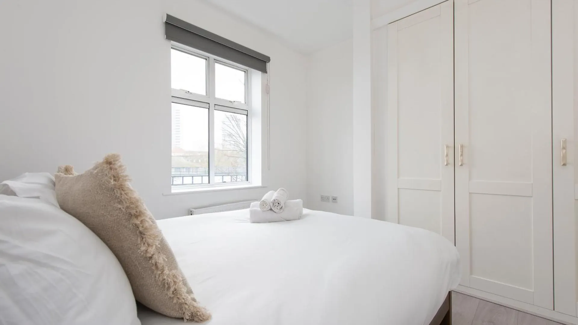Modern Luxury Apartment By Bow Road Station London