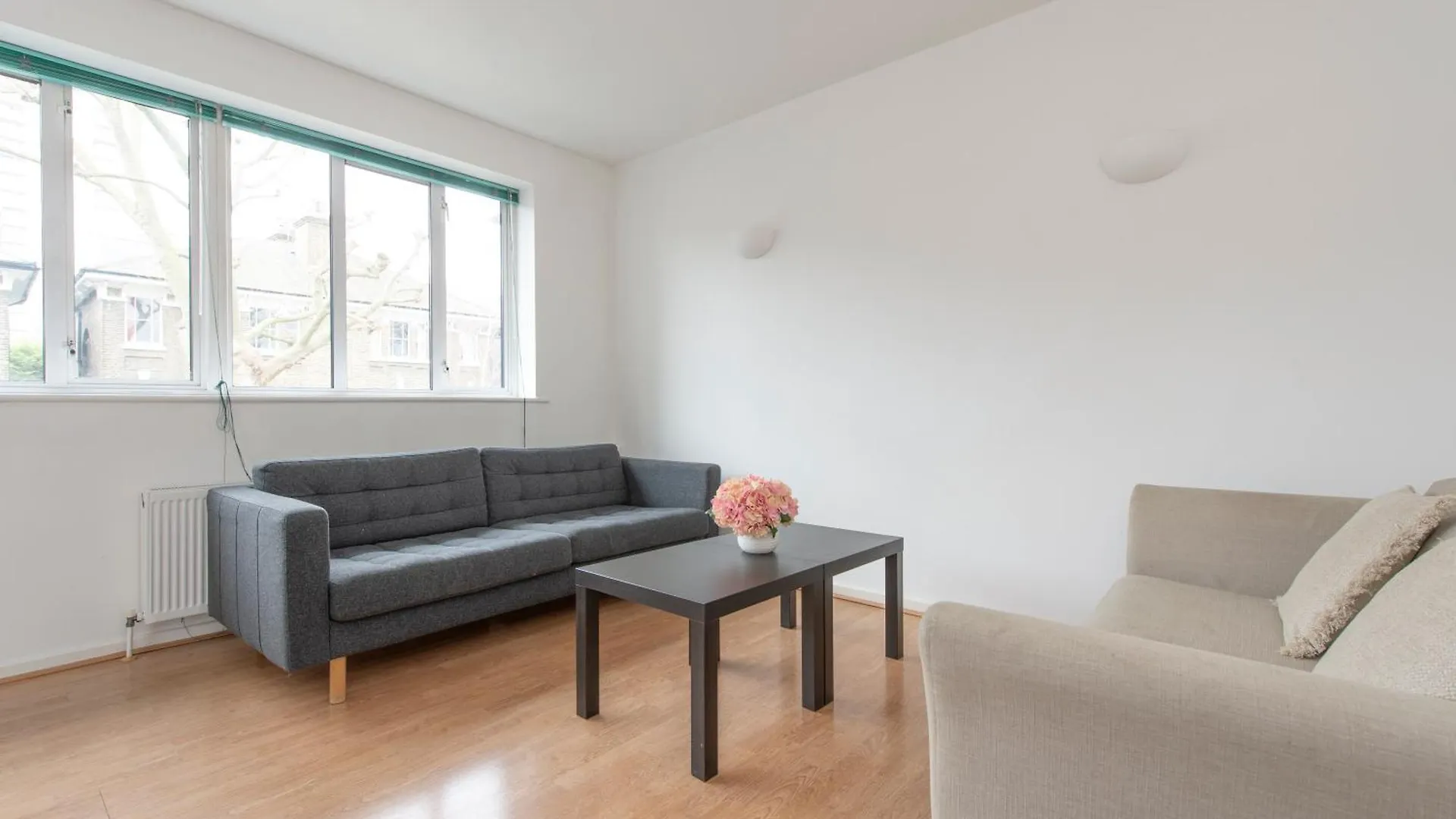 Modern Luxury Apartment By Bow Road Station London